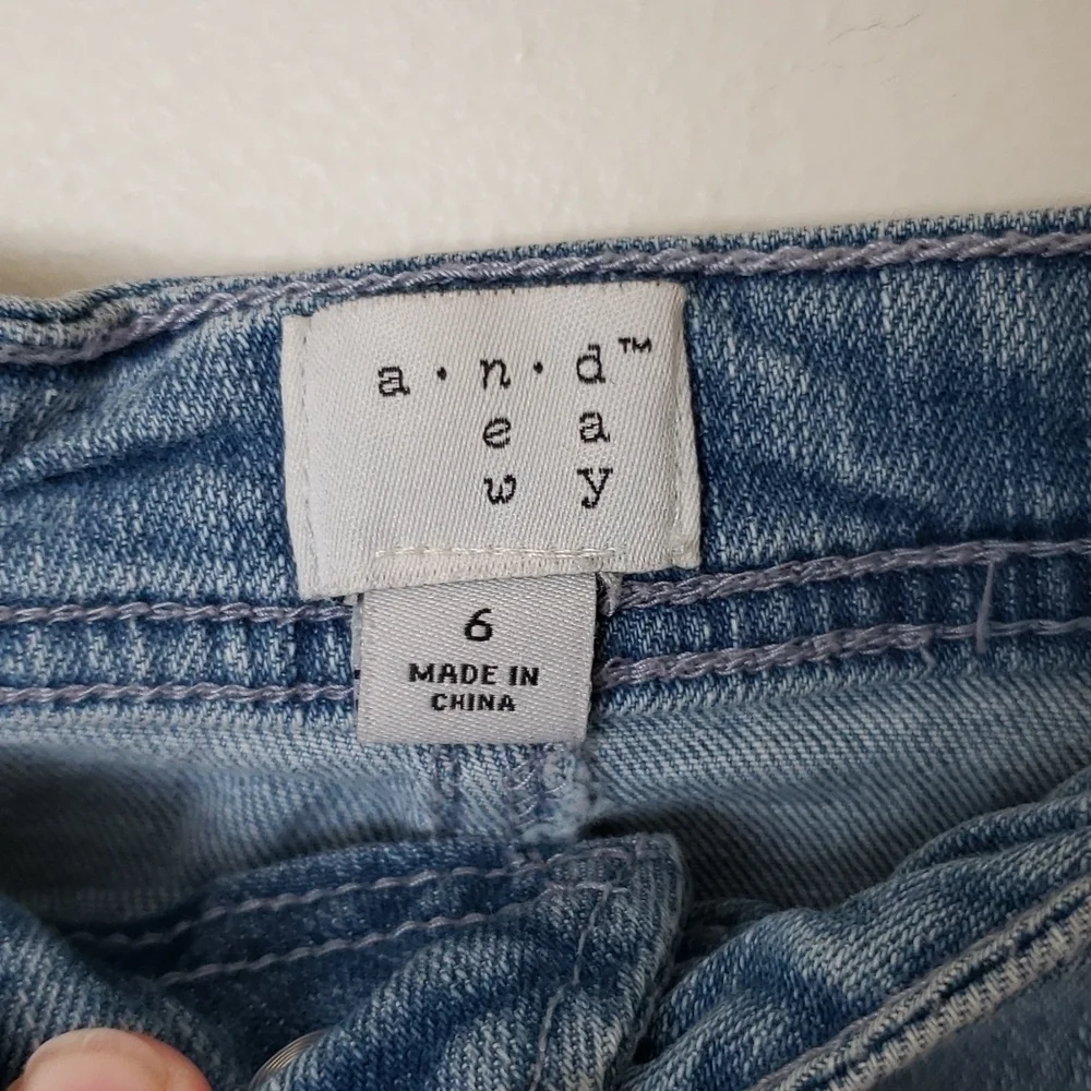 A new day button front jean skirt, light wash, Sz 6.